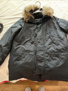 GAP Men's Dark Gray Puffer Parka with Faux Fur Trimmed Hood